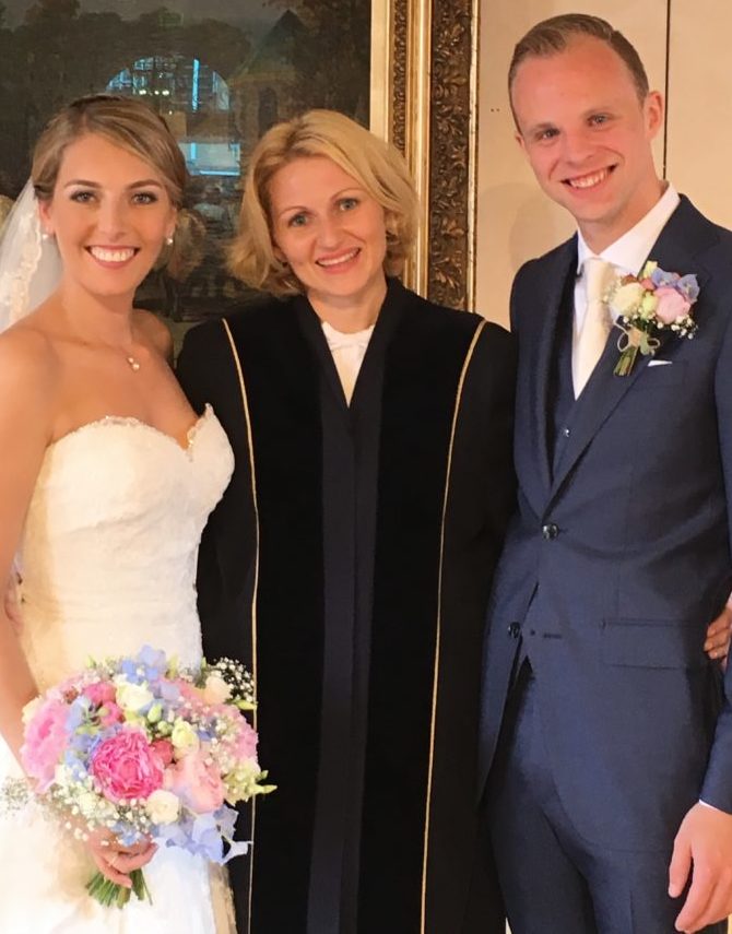 trouwambtenaar Marieke Peper met happy wedding couple2